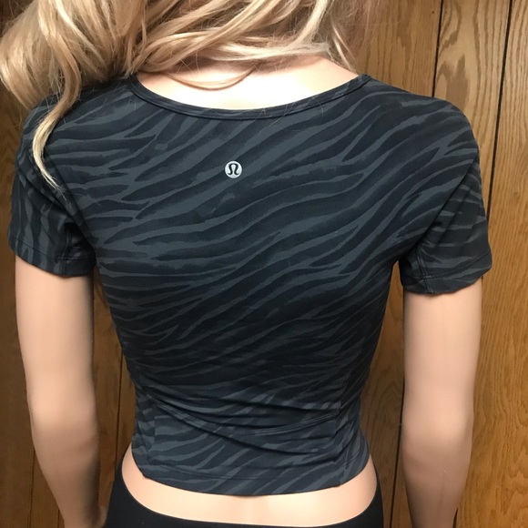 Lululemon" Nulu Cropped Slim Yoga Short Sleeve-Le Tigre Camo Deep Coal Multi - Picture 14 of 16